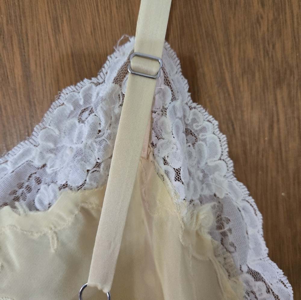 Elegant Yellow Lace-Trimmed Nightgown - Picture 6 of 6